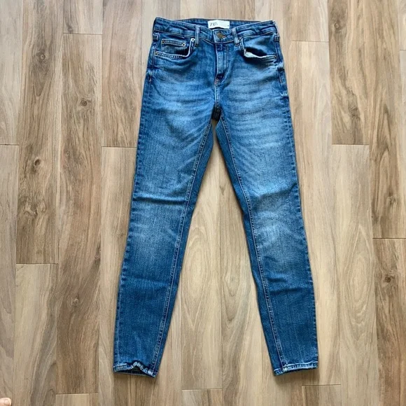 Zara jean with some distressing and stretch size 4 - Picture 10 of 14